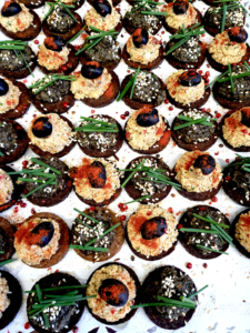 fingerfood_auf_pumpernickel