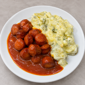 Berliner Currywurst mit Kartoffelsalat